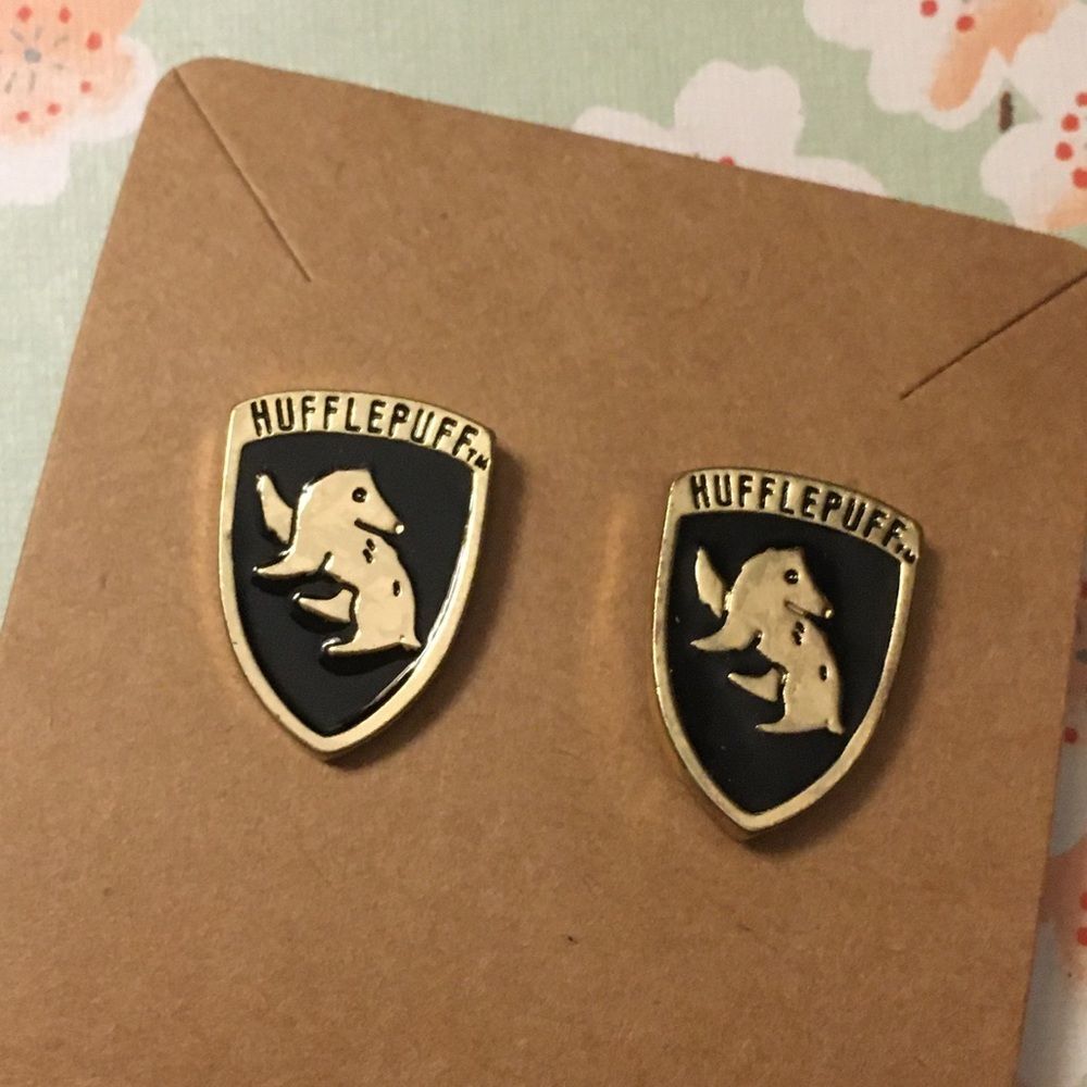 Harry Potter Huffelpuff Gold hardware & black stud earrings